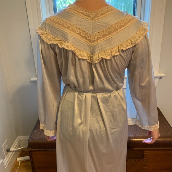 Vintage Robe - Picture 4 of 10